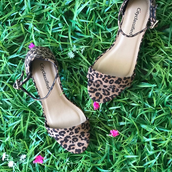 Last 2 City Class Leopard Ankle Strap Heel Sandal - Picture 4 of 8